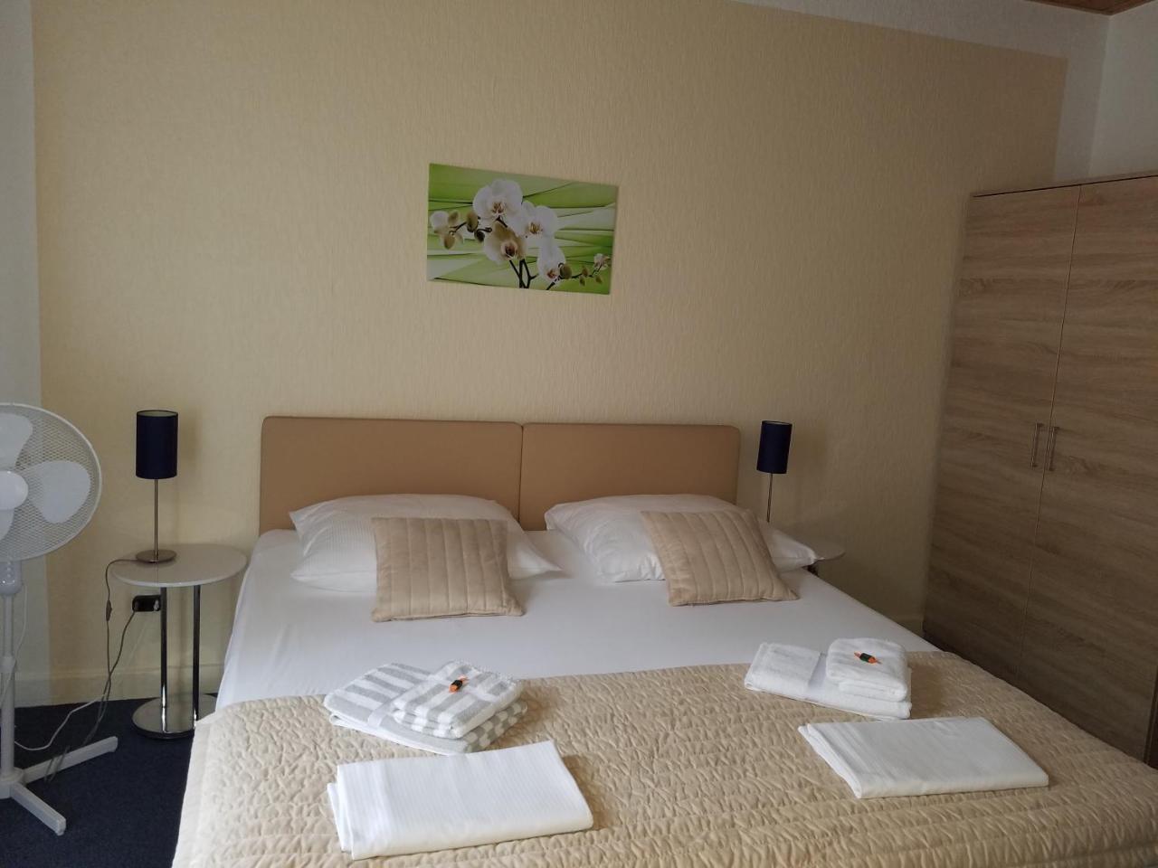 Hotel Monopol Hilden Bagian luar foto