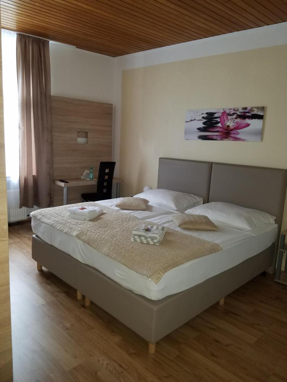 Hotel Monopol Hilden Bagian luar foto