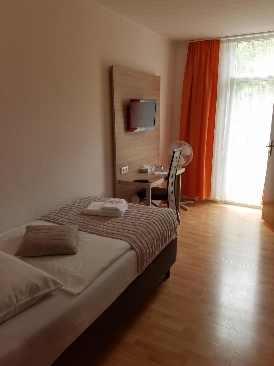 Hotel Monopol Hilden Bagian luar foto